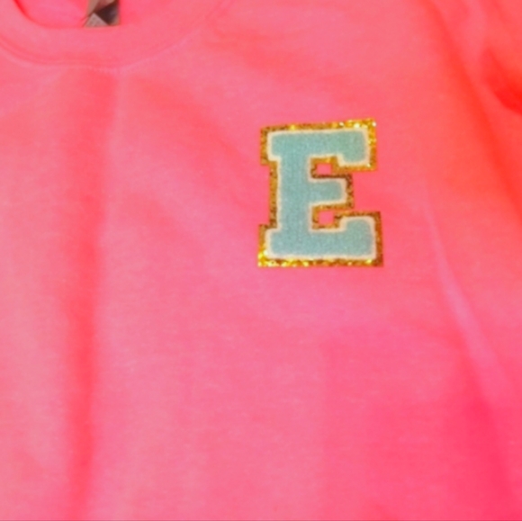 NEW Gildan womens pink chenille initial letter 'E' sweatshirt Size M - Picture 2 of 5